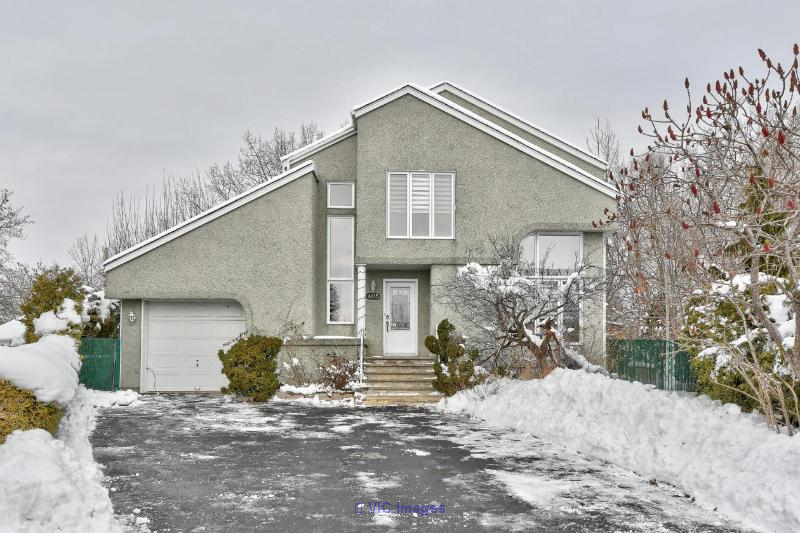 Grande maison dans un rond-point + bord de l'eau Ste-Catherine