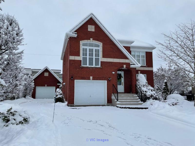Upscale house with 2 garages L'Ile aux Lievres Carignan