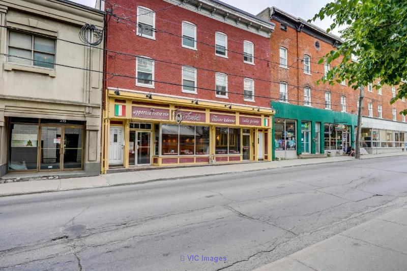 Semi-commercial triplex in the heart of old Saint-Jean
