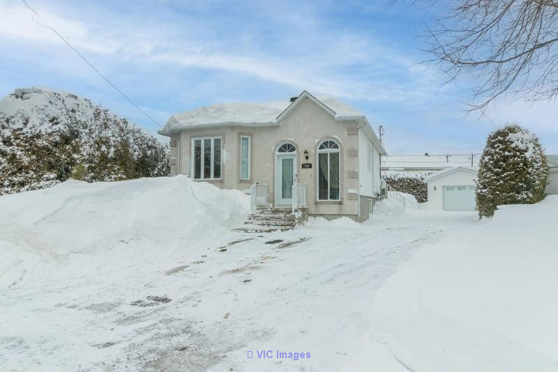 Jolie maison sur un rond-point parfaite pour la famille à St-Jérôme