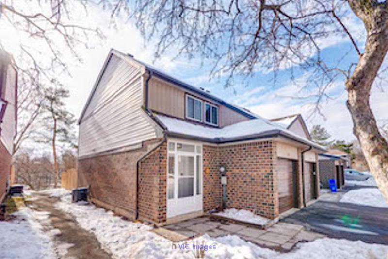 End Unit 3 Bedroom Condo Townhome for Sale in Bronte Meadows in Milton