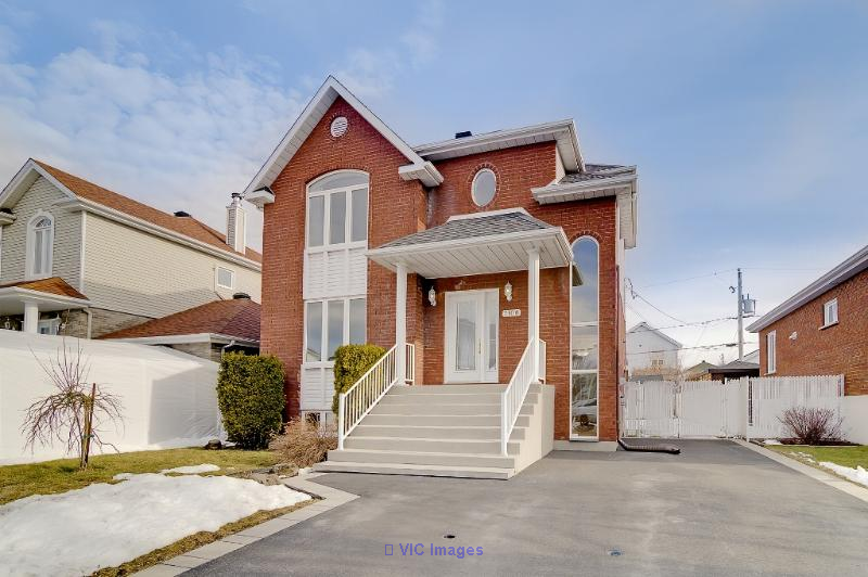 Cottage 4 Chambres St-Hubert secteur recherché