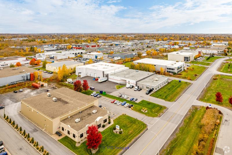 Spacious 6000 Sqft Warehouse for Rent in Candiac Industrial Building / Entrepôt de 6000 pi² à louer dans un bâtiment industriel à Candiac