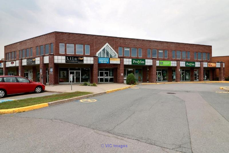 1255 space GF in a popular shopping center in Boucherville