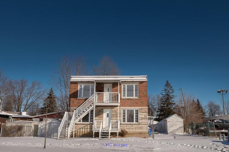 5 1/2 AVAILABLE top floor duplex 3 parkings Laval Auteuil