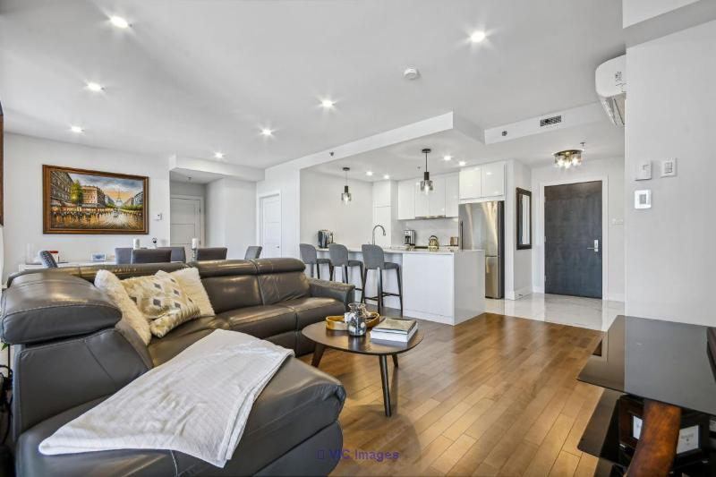 Luxurious Modern Condo in Centropolis Laval / Condo luxueux et moderne à Centropolis Laval