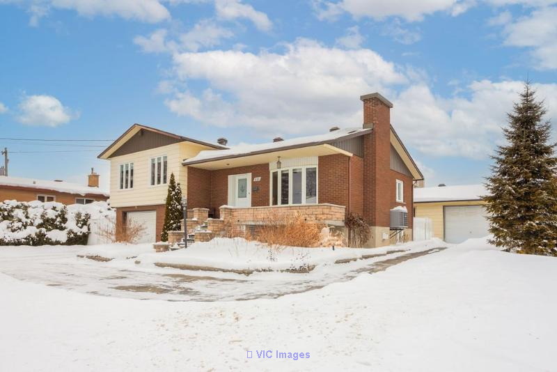 Spacious 5-Bedroom Home with 2 Garages in Laval Vimont / Maison spacieuse de 5 chambres, 2 garages à Laval Vimont