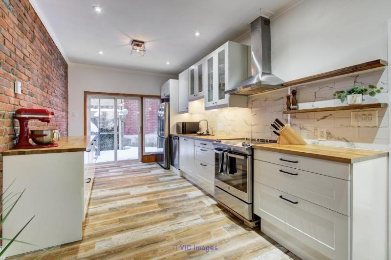 Renovated Condo with Spacious 5'8" Basement for Sale / Condo rénové avec grand sous-sol de 5'8'' à vendre