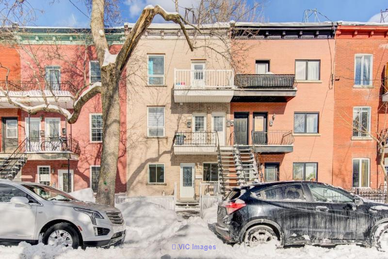 Charming Triplex: 3 Spacious 2-Bedroom Apartments in Ville-Marie, Montreal / Charmant triplex : 3 appartements spacieux de 2 chambres à Ville-Marie, Montréal