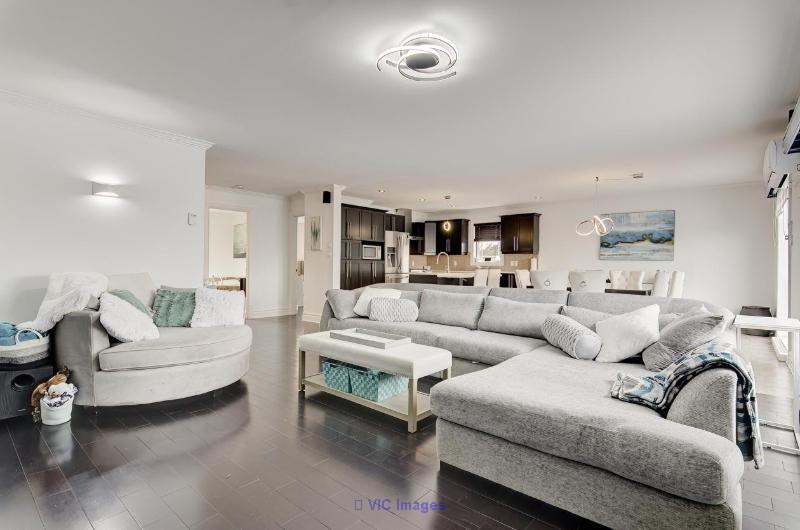 Luxury Two-Level Condo with Private Yard in Mascouche / Condo de luxe sur deux niveaux avec cour privée à Mascouche