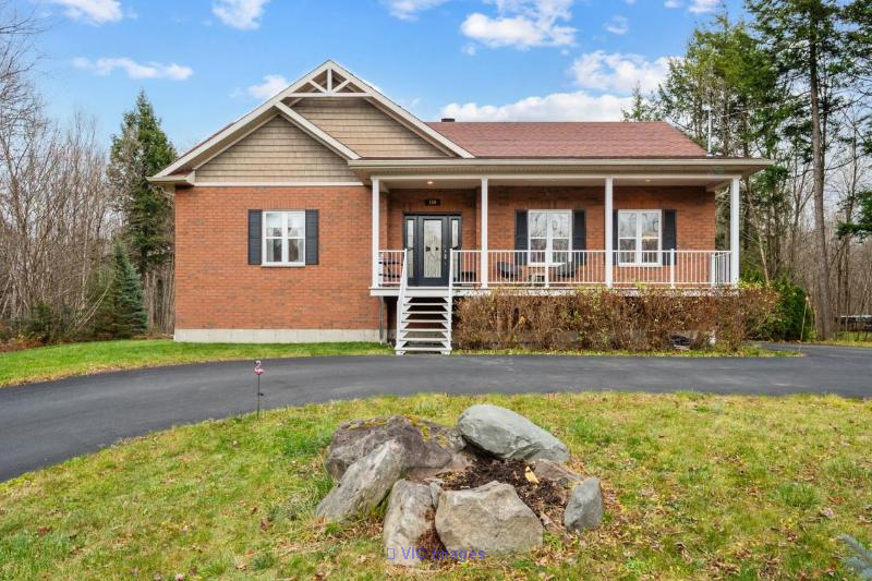 Spacious 5-Bedroom Home with Semi-Inground Pool - Peaceful Retreat / Spacieuse maison 5 cac avec piscine semi-creusée - Retraite paisible