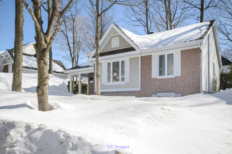 Renovated Gem in Boisbriand's Desirable Location / Maison rénovée, emplacement prisé à Boisbriand