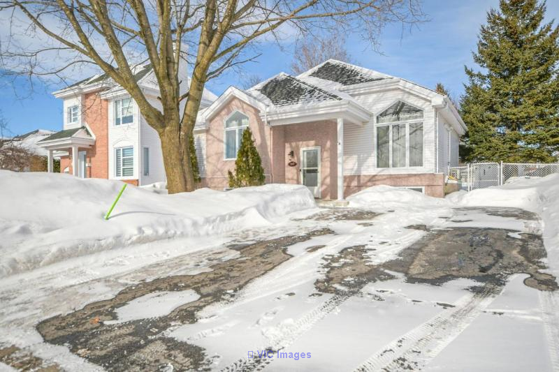 Stunning 4-Bedroom Home Near Faubourg Boisbriand / Superbe maison de 4 chambres près du Faubourg Boisbriand