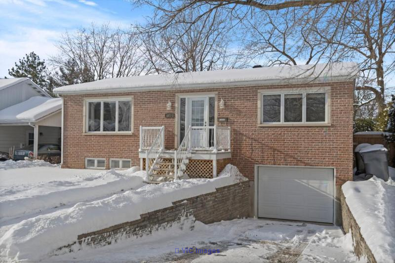 Beautifully Renovated Bungalow for Sale in St-Bruno / Magnifique plain-pied entièrement rénové à St-Bruno
