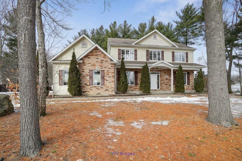 Spacious Home in Saddlebrook Park, St-Lazare / Grande maison à Saddlebrook Park, St-Lazare