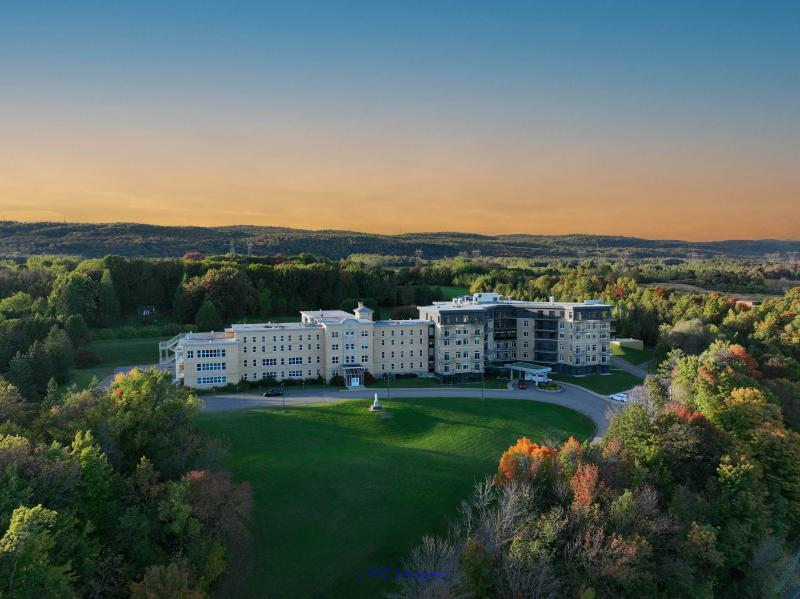 Scenic Rental Condos Near Quebec City: Private Estate Living / Condos de location pittoresques près de Québec : Vie en domaine privé