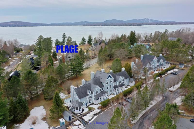 Luxury 3-Storey Condo with Private Park by Brome Lake / Condo de luxe de 3 étages avec parc privé au bord du lac Brome