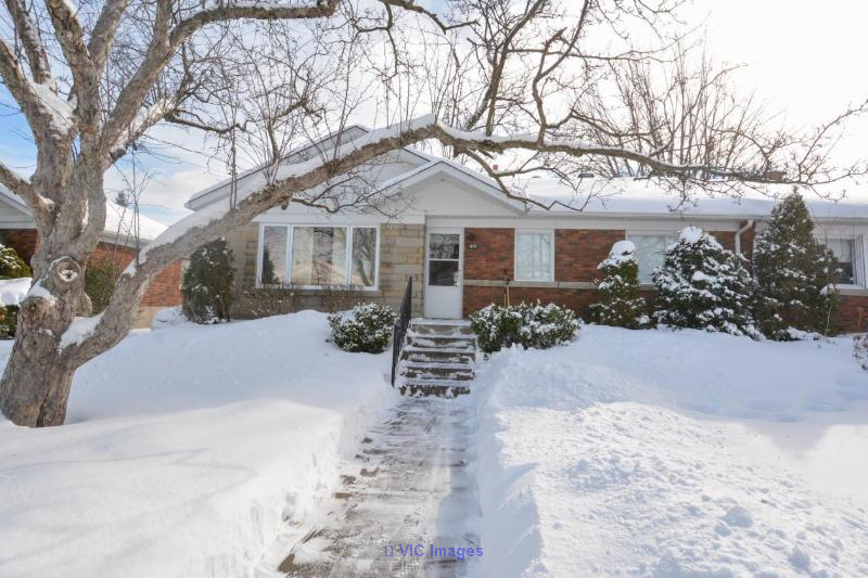 Family Home in Ville St-Laurent, Prime Location! / Maison familiale à Ville St-Laurent, emplacement prisé !