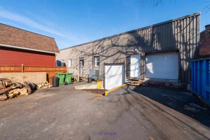 Spacious 1,400 sq.ft. Warehouse for Rent in La Prairie / Entrepôt spacieux de 1 400 pi² à louer à La Prairie