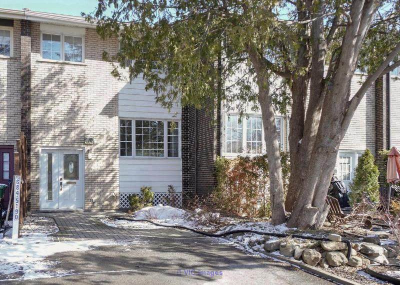 Charming Townhouse in Peaceful Pierrefonds Area / Charmante Maison de Ville dans le Quartier Paisible de Pierrefonds