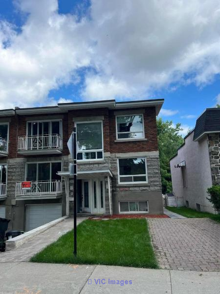 Spacious 8 1/2, 2,200 sqft Home with Private Backyard in Ahuntsic / Grande maison 8 1/2 de 2 200 pi² avec cour privée à Ahuntsic