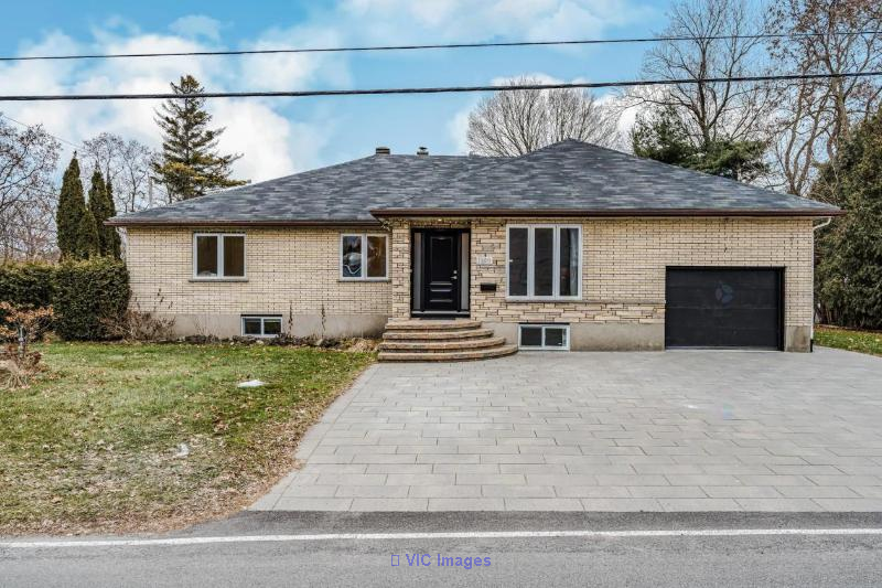Luxury 5-Bedroom House for Sale in Deux-Montagnes: Fully Furnished & Equipped / Maison de luxe 5 chambres à vendre à Deux-Montagnes : entièrement meublée et équipée