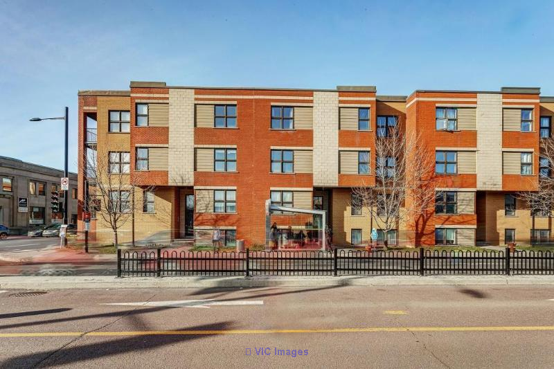 Spacious 2-Bedroom Condo in Rosemont, Walking Distance to Everything / Grand condo 2 chambres à Rosemont, tout à proximité