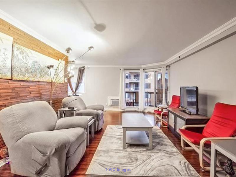 Luxury Condo with Stunning Waterfront View on 9th Floor / Condo de luxe avec vue imprenable sur l'eau au 9e étage