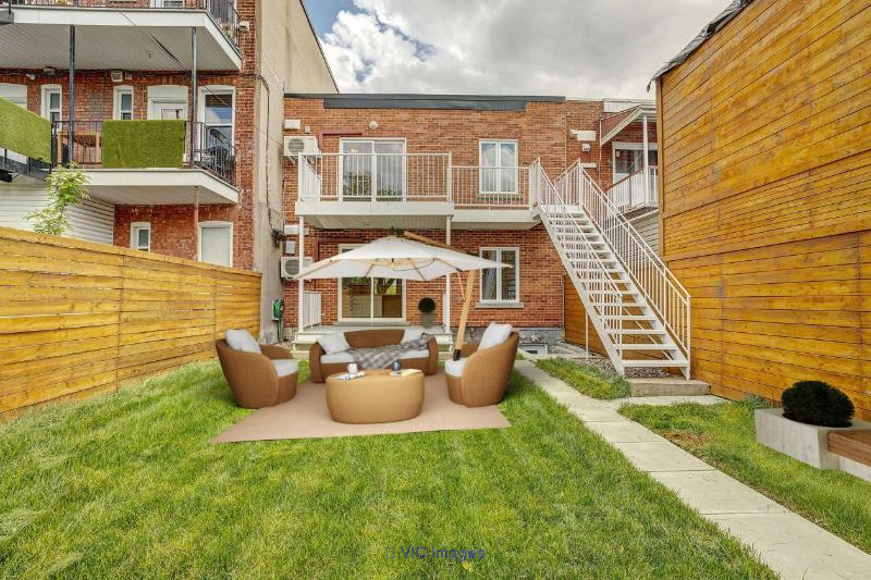 Updated 2-Bedroom Condo with Private Yard in Petite-Patrie, Montreal / Condo 2 chambres rénové avec cour privée à Petite-Patrie, Montréal