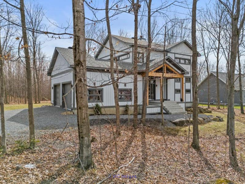 Exclusive Unique Home in Sainte-Cecile-de-Milton / Maison unique et exclusive à Sainte-Cecile-de-Milton