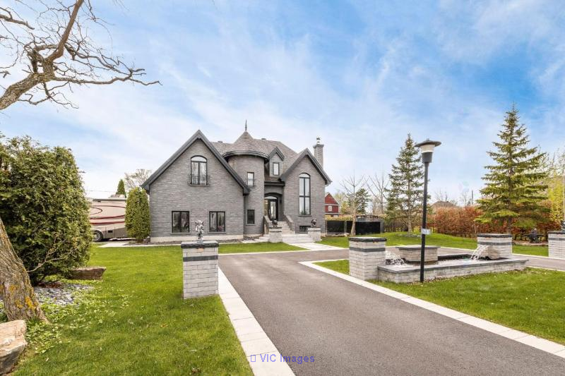 Luxurious Sunlit Home for Sale in Saint-Michel / Maison de prestige inondée de lumière à Saint-Michel