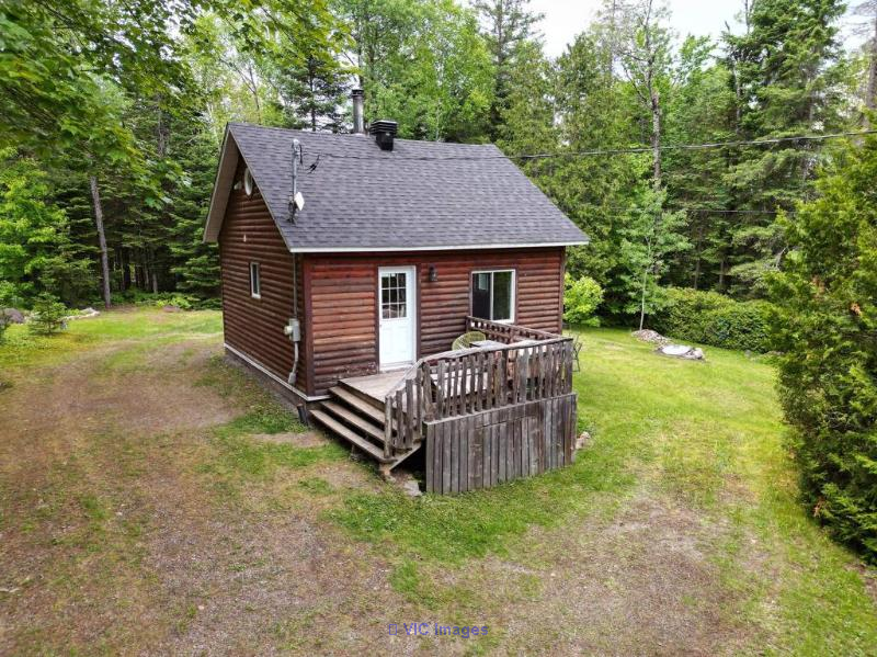Expansive St-Alphonse Rodriguez Chalet: Vast Land, Tremendous Potential / Chalet spacieux à St-Alphonse Rodriguez : Terrain vaste, potentiel immense