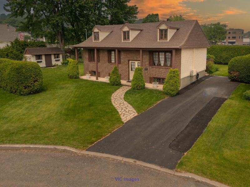 Charming Home for Sale in Terrebonne Lachenaie / Charmante maison à vendre à Terrebonne Lachenaie