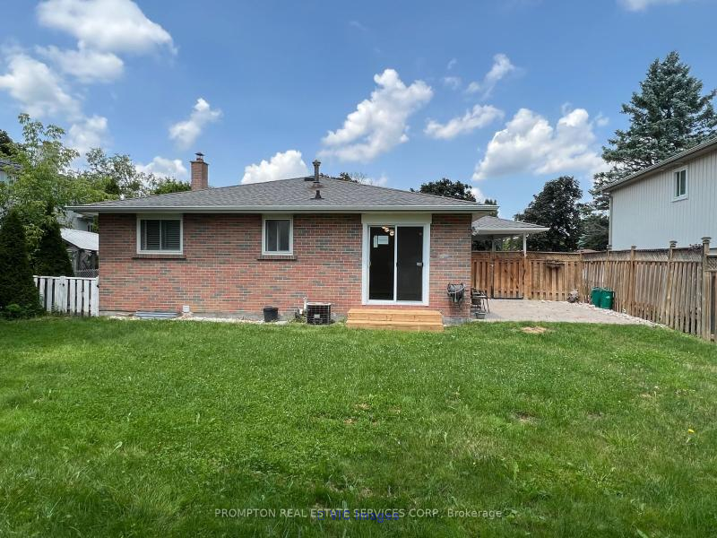 Charming 3-Bedroom Bungalow in Prime Aurora Location / Bungalow Charmant de 3 Chambres à Aurora