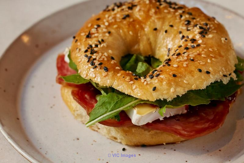 Montreal Bagel Franchise Opportunity: Real Estate and Business for Sale / Opportunité de Franchise de Bagels à Montréal : Immobilier et Entreprise à Vendre