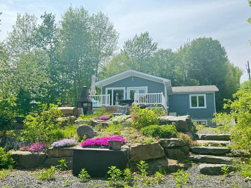 Waterfront Chalet for All Seasons in Beauce / Chalet au bord de l'eau pour toutes saisons en Beauce