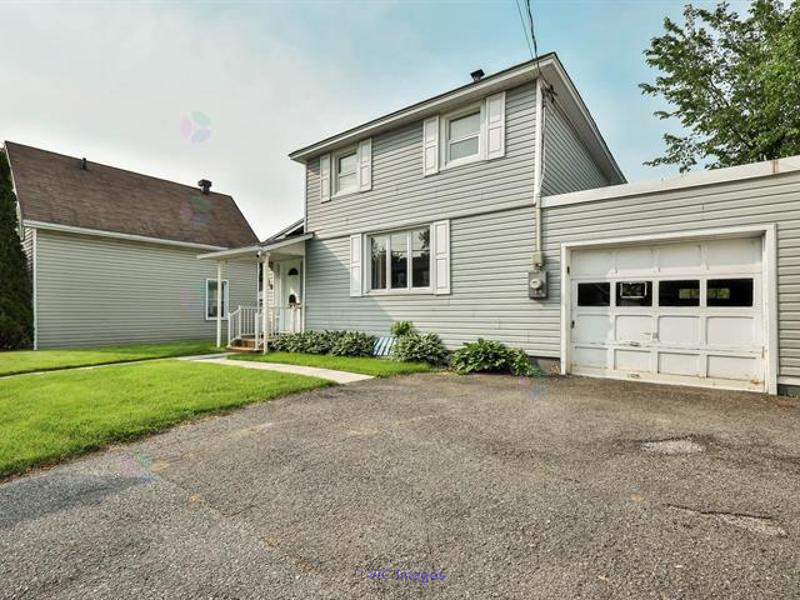 Cozy 2-Bedroom Home for Sale in Gatineau's Buckingham Area / Charmante maison de 2 chambres à vendre à Buckingham, Gatineau