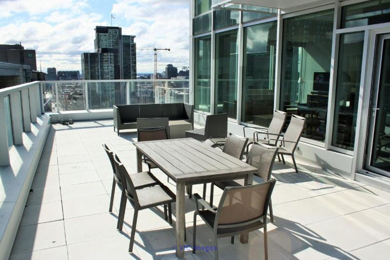Luxury 4 1/2 Condo with Expansive Terrace in Square Victoria / Condo de luxe 4 1/2 avec grande terrasse à Square Victoria