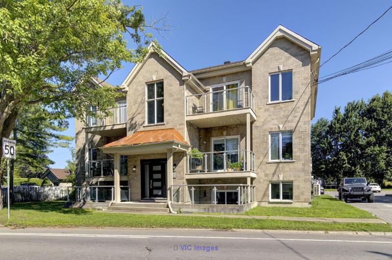 Modern Condo, Impeccably Maintained, 1050 sq ft in Saint-Roch-de-l'Achigan / Condo moderne, entretenu impeccablement, 1050 pc à Saint-Roch-de-l'Achigan