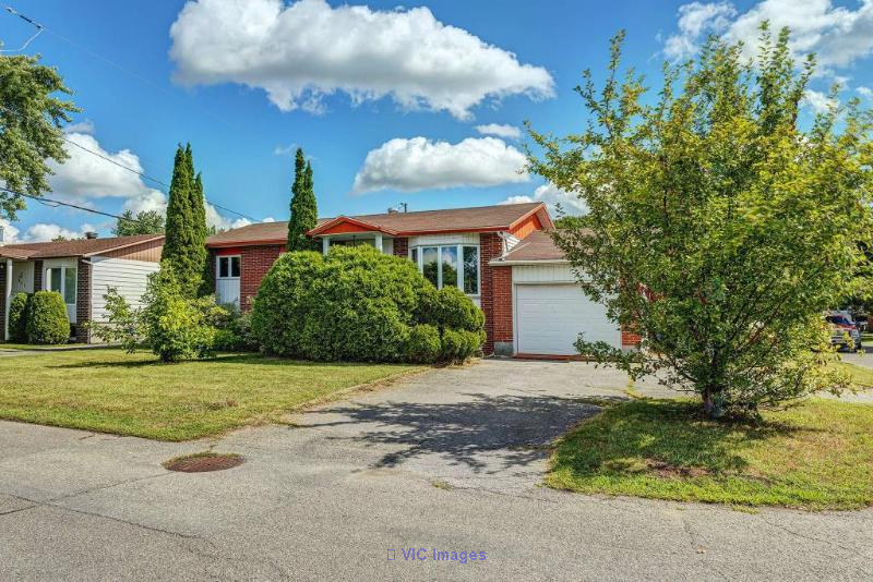 Spacious 6-Bedroom Home for Sale Near St-Eustache Hospital / Spacieuse maison de 6 chambres à vendre près de l'hôpital de St-Eustache