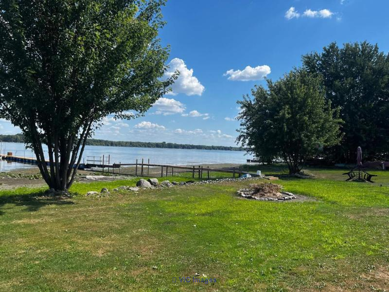 Waterfront Property! Just 15 Minutes from St-Jean-sur-Richelieu / Propriété au bord de l'eau! À seulement 15 minutes de St-Jean-sur-Richelieu