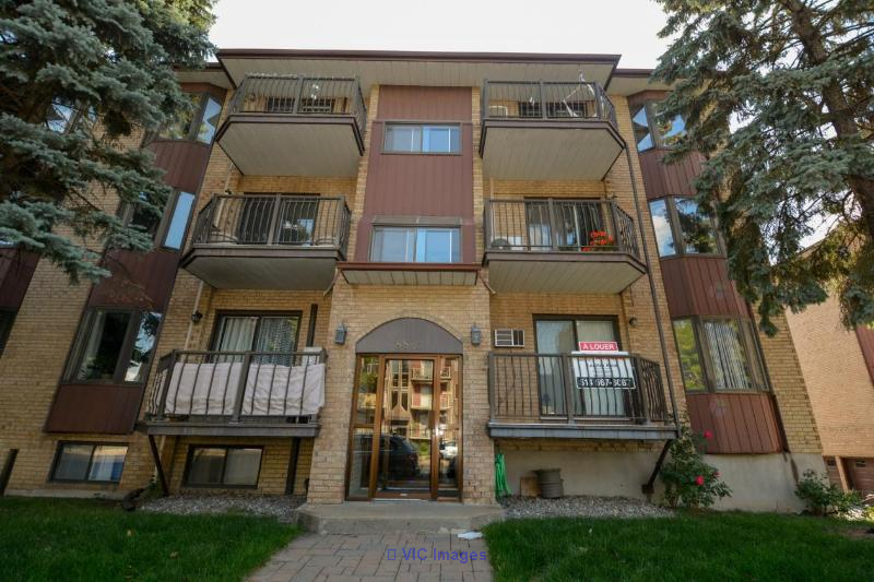 Spacious 4 1/2 Semi-Furnished Apartment in Anjou Available Now / Appartement 4 1/2 Spacieux Semi-meublé à Anjou Disponible Maintenant