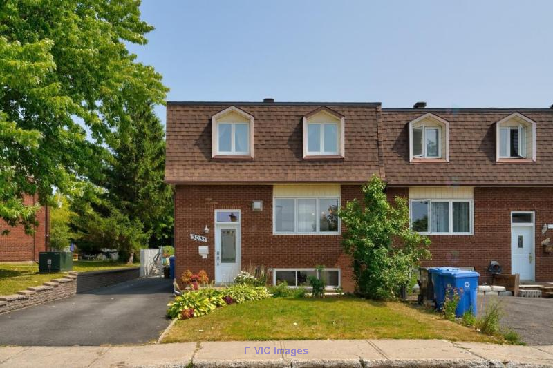 Stunning Home in Desirable St-Hubert Location / Maison superbe dans le quartier prisé de St-Hubert