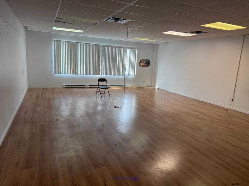 Affordable Office Space in Bustling Montreal Shopping Center / Bureau abordable dans centre commercial animé de Montréal