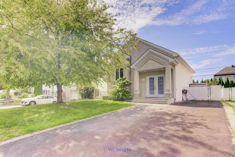 Stunning Turnkey Renovated Home in St-François Neighborhood / Superbe Maison Rénovée Clé en Main à St-François