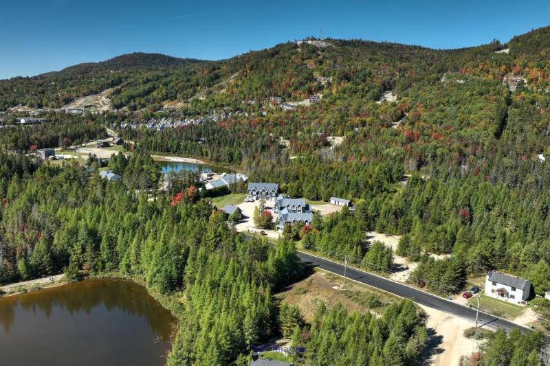 Fully Furnished 3-Bedroom Condo Near Val Saint-Come / Condo de 3 Chambres Clé en Main Près de Val Saint-Come
