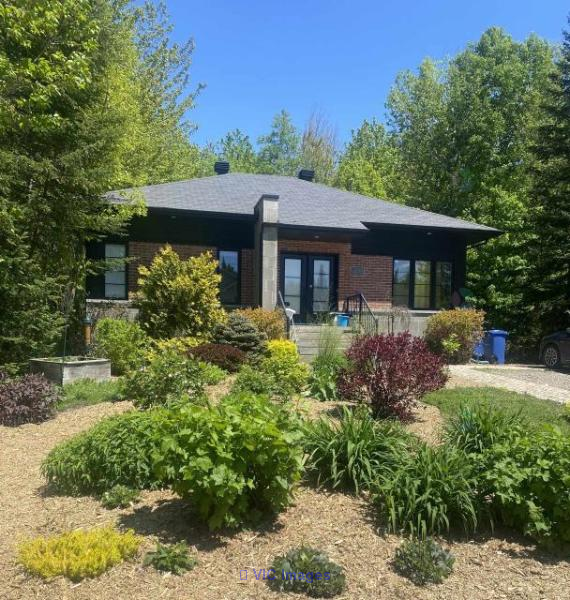 Modern Home for Sale in St-Charles-Borromée (2012) / Maison moderne à vendre à St-Charles-Borromée (2012)