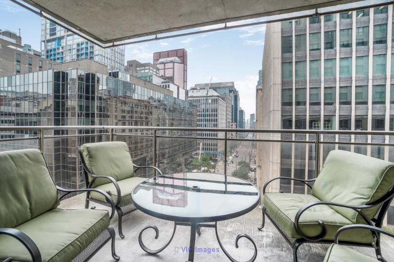 Luxury Furnished Condo on the 20th Floor - Renovated Gem / Condo de Luxe Meublé au 20e Étage - Bijou Rénové
