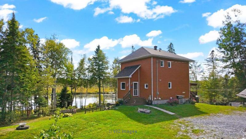 Waterfront Homes in Enchanting Locations / Maisons au Bord de l'Eau dans des Lieux Enchanteurs