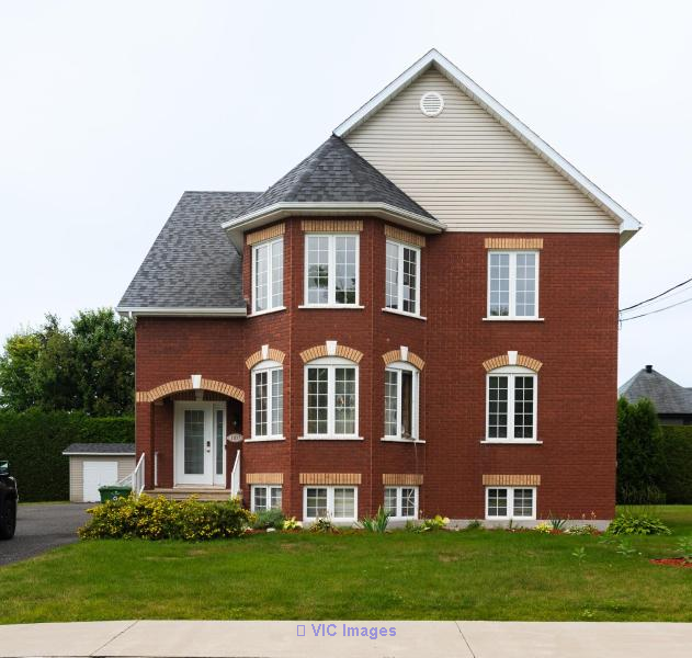 Renovated 5 1/2 Apartment in Triplex with 2 Parking Spots! / Appartement 5 1/2 Rénové avec 2 Stationnements!